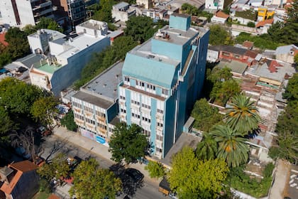 La mole bautizada elefante azul sorprende a cualquier transeúnte que circula por el barrio de Saavedra