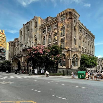 La mole neogótica destinada ahora a la facultad de Ingeniería está hoy tal cual a como era entonces, al menos en su fachada