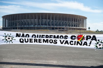 La molestia por la decisión gubernamental de organizar la Copa América en medio de la pandemia es una de las causas de la inusual apatía que hay entre los brasileños por el certamen.