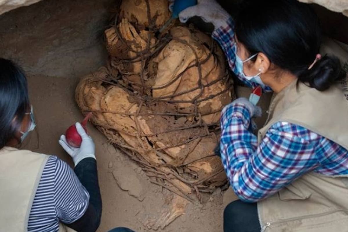 La momia atada con sogas fue hallada en el complejo arqueológico de Cajamarquilla, al oeste de Lima, y tendría entre 1200 y 800 años de antigüedad