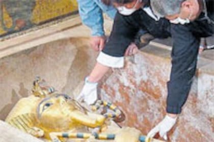 Tutankamón fue afectado por la malaria y sufrió una fuerte fractura en su pierna poco antes de morir, pero no se sabe si esas situaciones desencadenaron su deceso