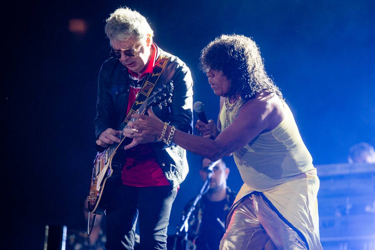 La Mona Jiménez junto a Juanse en el Día 2 del Cosquín Rock 2022