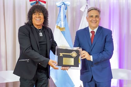 La Mona Jiménez junto al gobernador de Córdoba, quien celebró la noticia