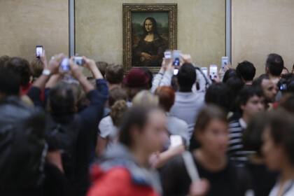 La Mona Lisa en el Louvre, el museo más visitado del mundo, que celebrará a Da Vinci