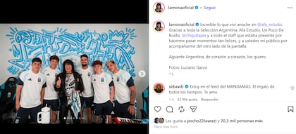 La Mona no pudo ocultar su alegría por este encuentro con los futbolistas