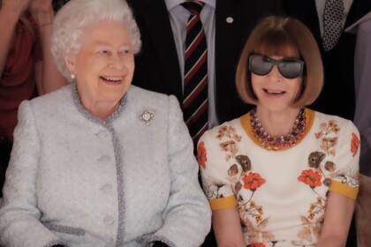 La monarca acudió a la Semana de la Moda de Londres para premiar a un diseñador emergente, y se la pudo ver sonriente en la primera fila junto a la editora de Vogue, Anna Wintour