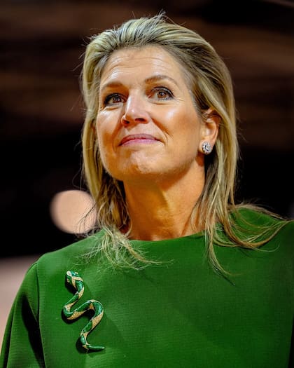 La monarca se robó todas las miradas con el prendedor verde y dorado con brillantes que lució sobre la blusa (Foto: Instagram @royaleurope)