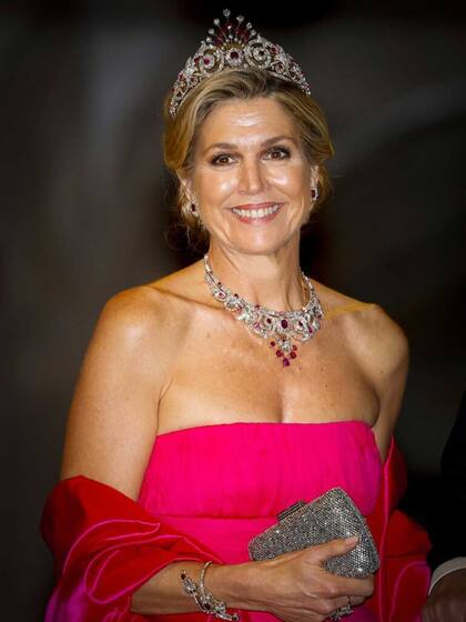 La monarca usó la tiara de rubíes conocida como “pavo real" (Foto: Patrick van Katwijk)