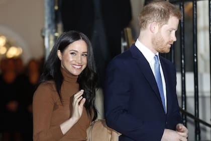 La monarquía anunció las nuevas disposiciones para Harry y Meghan, que dejarán de representar a Isabel II