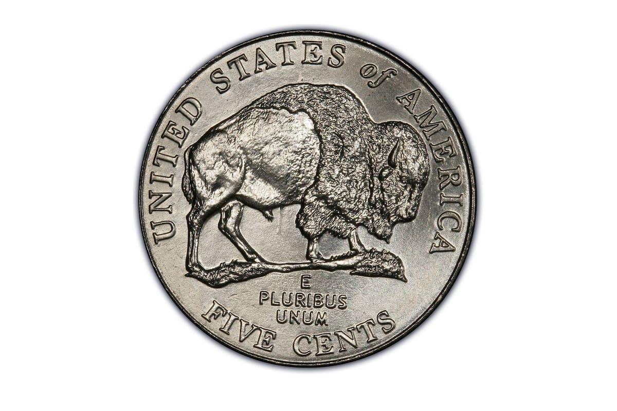 La moneda de 5 centavos de 2005 con el error del “bisonte atravesado” puede alcanzar altos montos en subastas (Foto de PCGS)