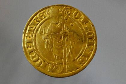 La moneda de oro hallada con un detector de metales