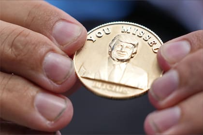 La moneda que DeSantis entregó al presidente Trump muestra su figura con un gesto obsceno y una frase que alude a los intentos de asesinato que sufrió en 2024