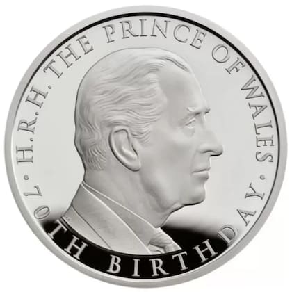 La moneda que la Royal Mint emitió con el rostro de Carlos hace cuatro años