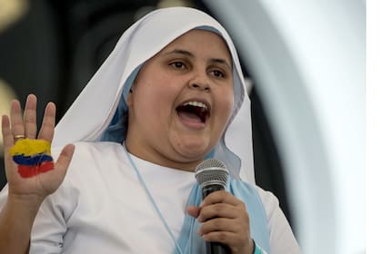 La monja María Valentina de los Ángeles, de la congregación "Comúnicas Eucarísticas del Padre Celestial", canta durante un concierto junto con el grupo MCU Musicos Católicos Unidos en Cali, Colombia
