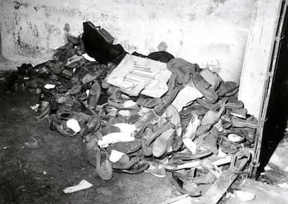 La montala de zapatos, la cruel postal de la tragedia ocurrida al pie de la Puerta 12