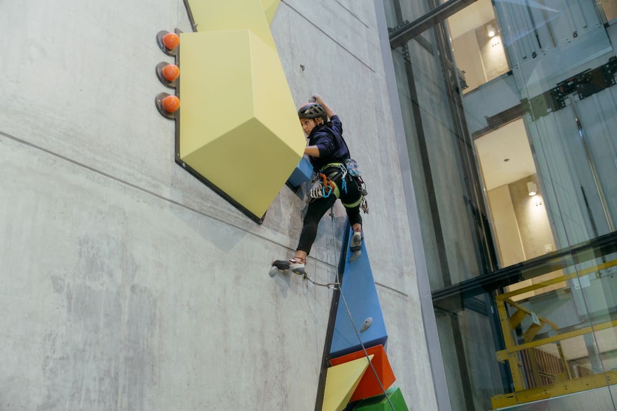 La montaña concreta, de Fabián Bercic en el edificio Donna Reggia en Caballito, sólo es apta para escaladores profesionales