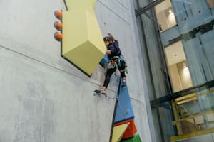 La montaña concreta, de Fabián Bercic en el edificio Donna Reggia en Caballito, sólo es apta para escaladores profesionales