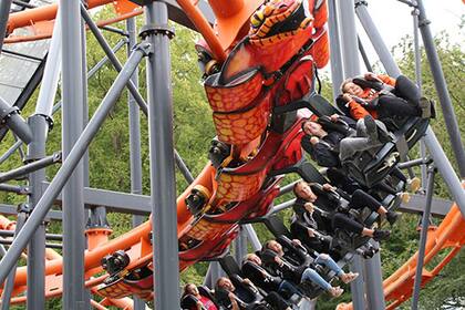 La montaña rusa Cobra alcanza hasta 70 kilómetros por hora