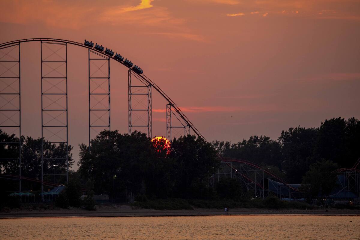 La montaña rusa es una de las atracciones más populares en los parques de diversiones