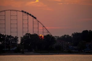 La montaña rusa es una de las atracciones más populares en los parques de diversiones
