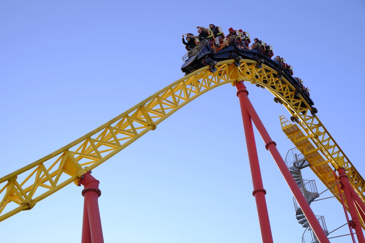 La montaña rusa es una de las atracciones más populares en los parques de diversiones