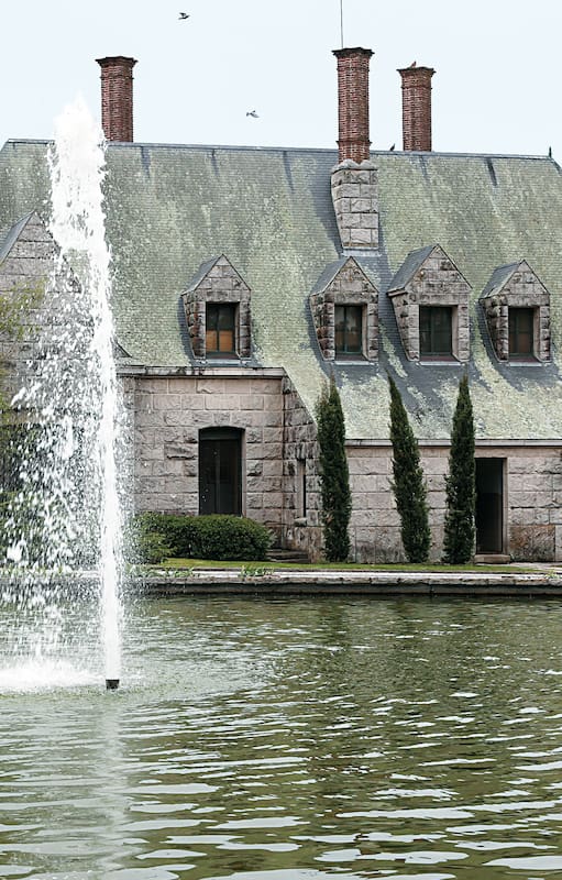 La monumental casa de piedra del Country Club Marayui