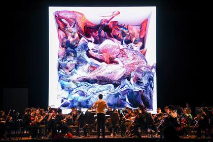 La monumental obra de arte digital del turco Refik Anadol "baila" en el Teatro Colón al ritmo de un repertorio de compositores del siglo XX interpretado por la Orquesta Académica