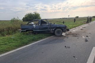 Dos delincuentes murieron al chocar su camioneta contra un camión mientras eran perseguidos por la policía