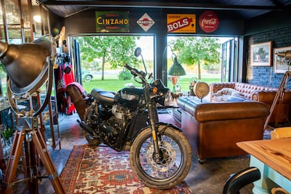 La moto 0KM Triumph Bonneville 900 es uno de los grandes atractivos del restobar.