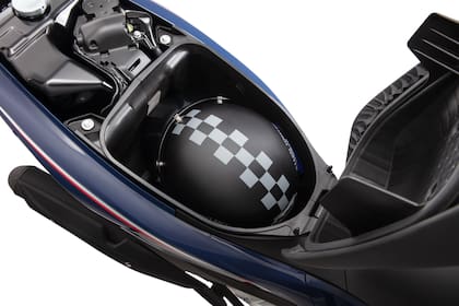 La moto cuenta con un compartimiento de guardado debajo del asiento