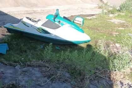 La moto de agua con la cual se accidentó la víctima terminó en el vertedero del lado este del embalse