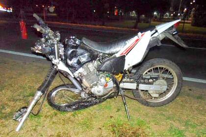 La moto de Federico Trocanelli, que falleció en Venado Tuerto tras chocar contra un Renault Logan