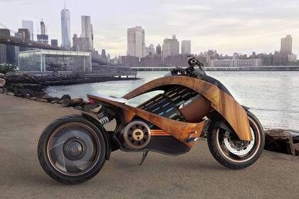 La moto eléctrica con diseño en madera cuenta con una batería que le brinda una autonomía de hasta 300 kilómetros y se puede recargar el 80% en 40 minutos