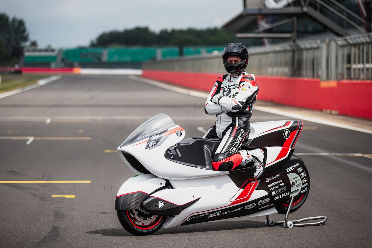 La moto eléctrica WMC250EV busca quedarse con el récord de velocidad para estos vehículos, gracias a un diseño que crea un tubo de aire entre las ruedas y el piloto