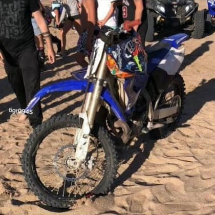 La moto embestida por la camioneta en la tarde del pasado viernes, en la frontera pinamarense