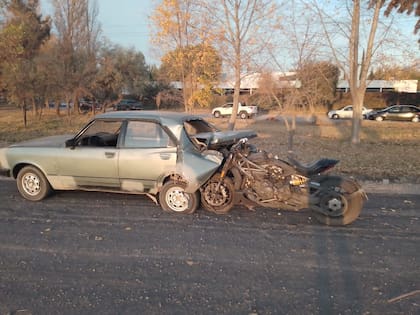 La moto en la que circulaba la pareja se incrustó en la parte posterior de un auto