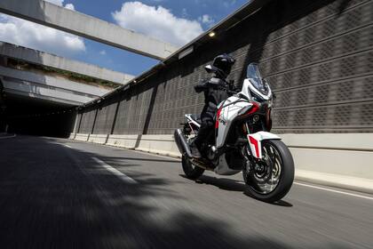 La moto equipa un motor bicilíndrico en V a 87° de 1187 cc