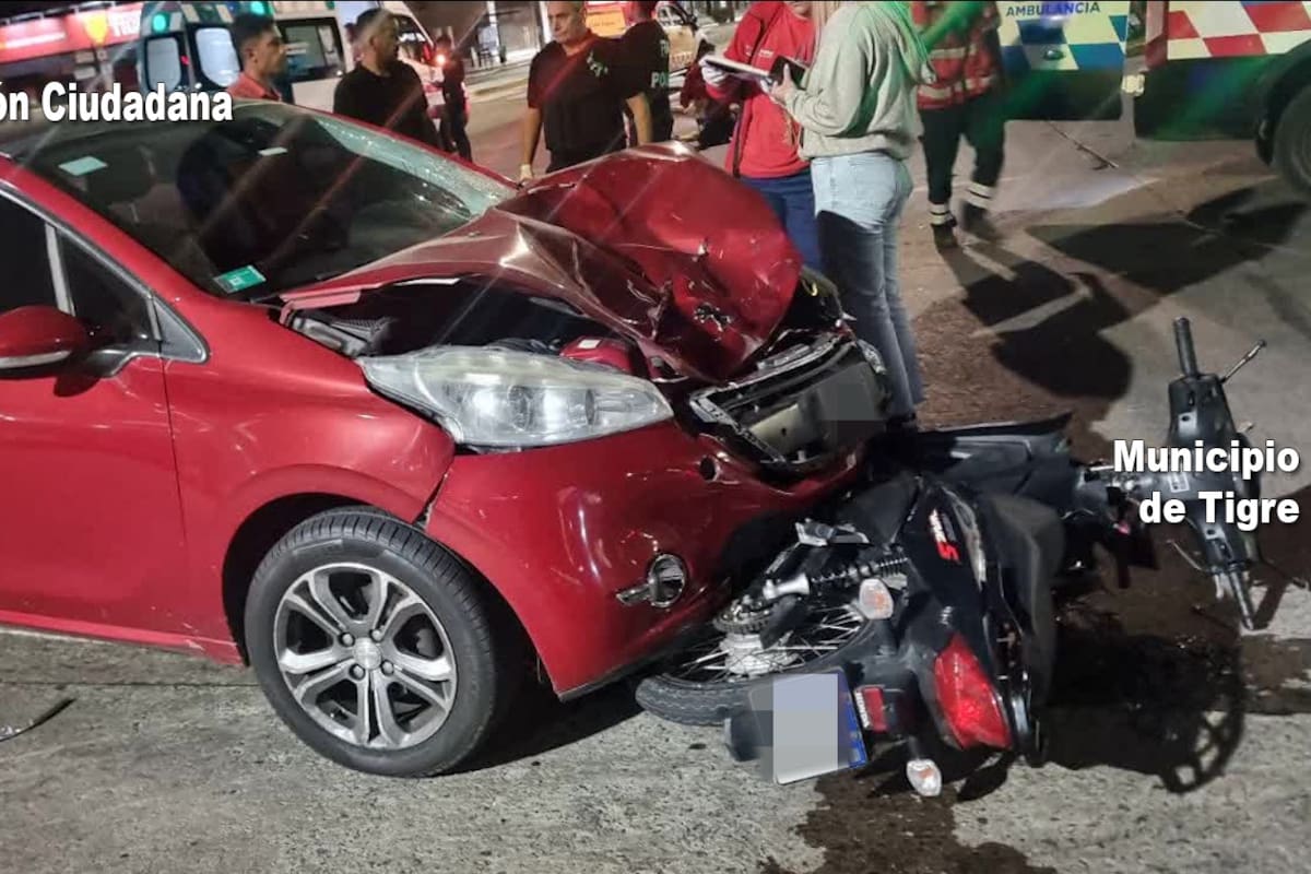 La moto impactó de lleno con la parte delantera del auto involucrado.