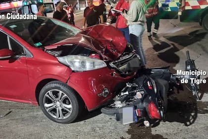 La moto impactó de lleno con la parte delantera del auto involucrado.