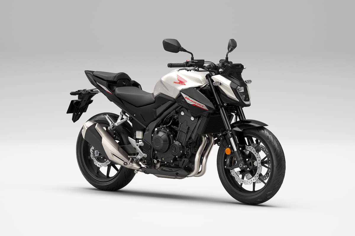 La moto se ofrece en tres colores: Mat Gunpowder Black Metallic, Grand Prix Red y Pearl Himalayas White