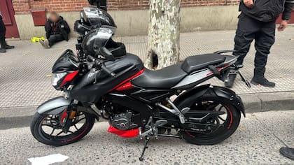 La moto utilizada por los dos delincuentes detenidos en Palermo