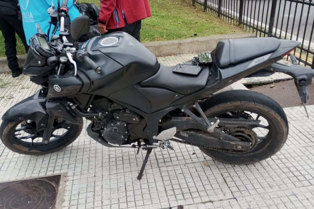 La moto utilizada por los ladrones para dar un golpe en la avenida 9 de Julio y San Juan