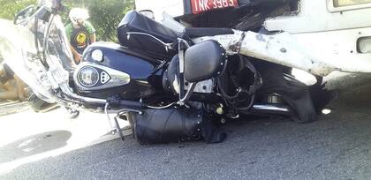 La motocicleta en la que viajaba el matrimonio quedó enganchada del paragolpes del camión y fue arrastrada más de 30 kilómetros (PRF)