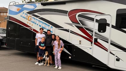 La motorhome cuesta unos 160.000 dólares y la familia lleva enganchada una camioneta para movilizarse por las ciudades