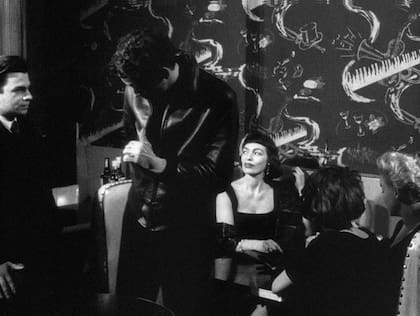 La movida beatnik, la intelectualidad bohemia, el existencialismo y el free jazz aparecen como elementos decisivos del mundo cultural que Cassavetes atesora en su película.