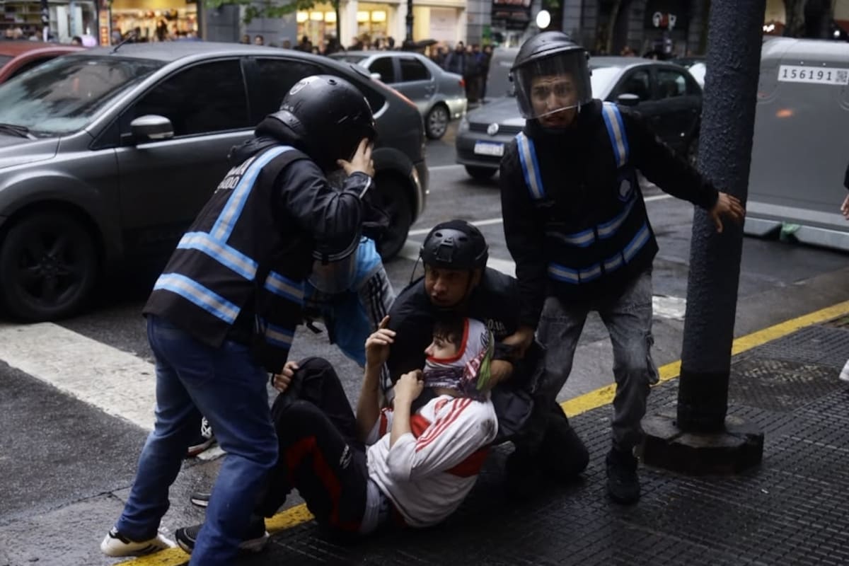 La movilización por la Quinta Marcha Federal Universitaria finalizó con enfrentamientos entre la Policía y los manifestantes, y con más de 30 detenidos