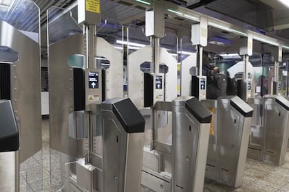 La MTA instalará puertas anti-evasión en todas las entradas de 20 estaciones antes de fin de 2026