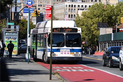 La MTA prueba dispositivos que verifican el pago de los boletos con OMNY mientras los buses circulan y pueden generar multas de hasta US$150