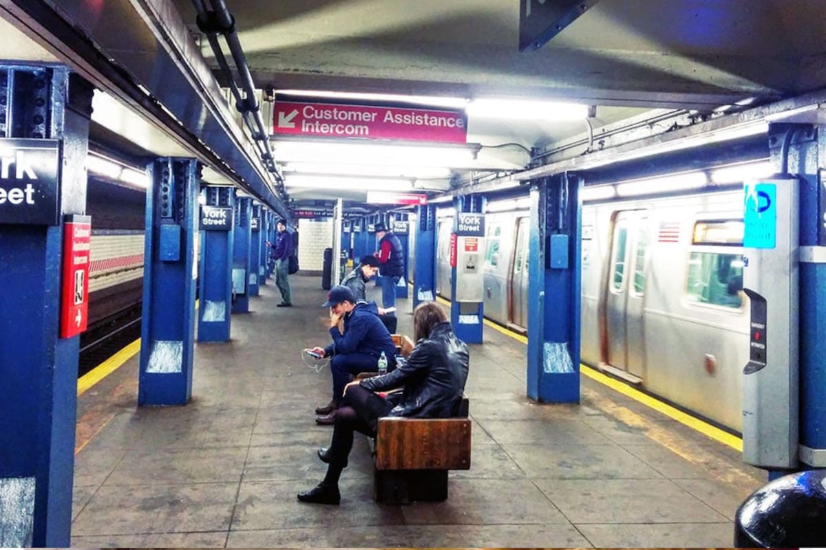 La MTA reemplazó los tradicionales bancos de madera por barras metálicas inclinadas