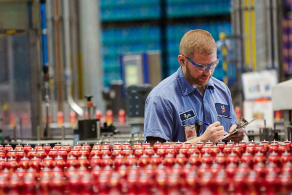 La mudanza de empleados forma parte de un cambio estratégico que divide las operaciones globales por región.
